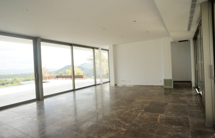 Nieuwbouw zes slaapkamer villa in Roca Llisa te koop